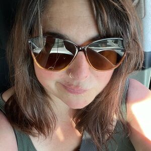 Meet your Posher, Holly